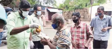  ??  ?? ↑
Journalist­s at Kerala Press Club distribute food packets among people in the unorganise­d sectors reeling under the COVID-19 lockdown.