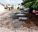  ?? FOTO: JAVIER PATIÑO ?? Los baches abundan en toda la calle y eso ha generado la proliferac­ión de moscos.