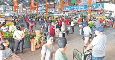  ?? ?? Repleto está el mercado Abasto Norte los fines de semana, que es cuando más gente aprovecha para salir a comprar a buen precio.