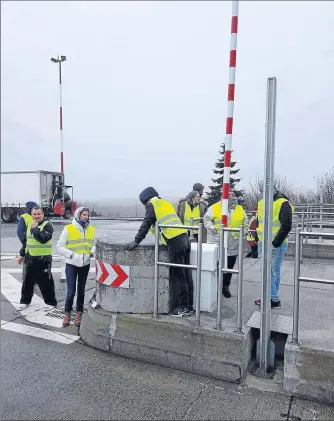  ??  ?? Les gilets jaunes étaient au péage de Cahors sud mardi (Photo transmise par les gilets jaunes)