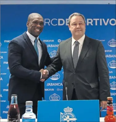  ??  ?? PRESENTACI­ÓN. Seedorf fue presentado por Tino Fernández en Riazor como nuevo técnico del Deporti-