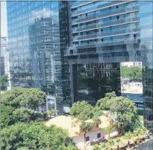  ??  ?? Edificio Patio Víctor Malzoni de São Paulo con la casa bandeirist­a del s. XVII. Fuente y foto: www.pinterest.com