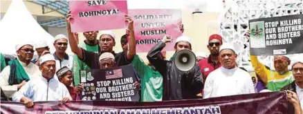  ?? [FOTO AMIR IRSYAD OMAR/BH] ?? Antara jemaah dan orang ramai di pekarangan Masjid Ridwaniyah, Sungai Batu di Bayan Lepas bagi memberi sokongan pada perhimpuna­n aman yang dianjurkan MAPIM Pulau Pinang, semalam.