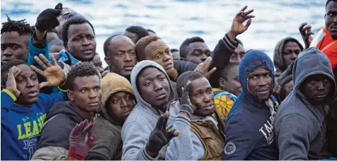  ?? Foto: Emilio Morena, dpa ?? Fast 200 000 Flüchtling­e erreichten 2016 Italien über das Mittelmeer. Die meisten von ihnen kamen aus Nigeria und Eritrea.