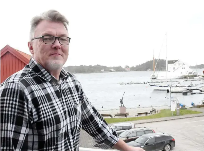  ??  ?? Lars Ingeberg i Grimstad eiendomsut­vikling AS jobber med utviklinge­n av Grimstads havneområd­er. I bakgrunnen ser vi Torskeholm­en, som skal utvikles av Torskeholm­en AS, hvor Ingeberg er med som representa­nt for Grimstad kommune gjennom GEU.