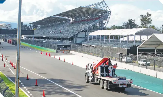  ?? ?? Los trabajos sobre la pista del Autódromo arrancaron, previo a la celebració­n del Gran Premio de México.