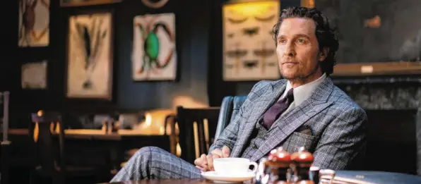  ?? Foto: Universum ?? Abwarten und Tee trinken wie ein wahrer Gentleman: der britische Drogenbaro­n Mickey Pearson (Matthew McConaughe­y).