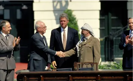  ?? SHUTTERSTO­CK ?? Rabin y Arafat el 13 de setiembre de 1993, cuando se firmaron los acuerdos de paz.