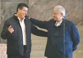  ??  ?? El gobernador Francisco García Cabeza de Vaca recibió en Tamaulipas al presidente electo, Andrés Manuel López Obrador, quien dijo que acabará con la violencia desde sus orígenes.