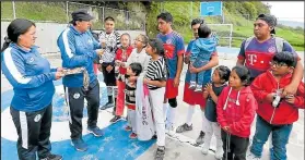  ??  ?? Los jugadores del Bayern Munich compartier­on con sus familiares la premiación.