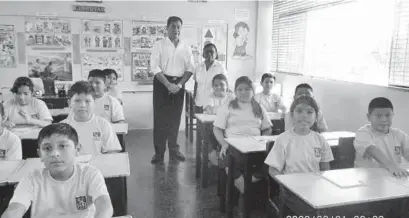  ?? CEDIDAS ?? Un profesor y la directora, en la clase de 5º de Primaria. Una buena formación de base garantiza el futuro en Perú.