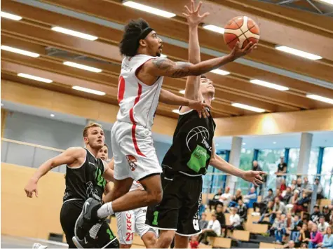  ?? Foto: Marcus Merk ?? Mit 36 Punkten war Leitershof­ens nur 1,73 Meter großer Amerikaner JC Carr der Überfliege­r beim 80:64-Sieg der Kangaroos gegen den Aufsteiger aus Bad Aibling.