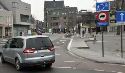  ?? FOTO LOMMEL ?? Sinds de Kerkstraat een winkelerf is, zijn er veel klachten over hardrijder­s.