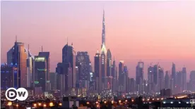  ??  ?? Glitzernde Fassade: Der Burj Kahlifa beherrscht die Skyline von Dubai