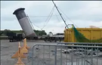  ??  ?? Pas besoin de couler réellement un bateau, il suffit d’une cheminée et d’un mât montés sur une structure flottante immergée !