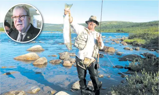  ??  ?? Le pêcheur André Cyr vient de capturer un saumon atlantique dans les eaux de la rivière aux Mélèzes, dans la zone visée par la privatisat­ion de la pêche par le gouverneme­nt libéral. Le ministre des Forêts, de la Faune et des Parcs, Luc Blanchette (en...