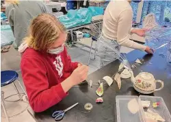  ?? Contribute­d photo ?? King School senior Maddy Beck works on her art piece “FeminiTEA.”