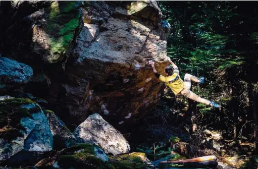  ??  ?? Ci-dessous : Antoine Girard dans l’incroyable mouvement de coordinati­on de Longue Promesse (8C).
Page de droite : à Fontainebl­eau cette fois avec le 8A+ de Mustur.