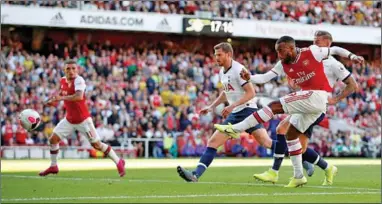 ??  ?? Alexander Lacazette schiet de 2-1 binnen voor Arsenal. (Foto: The Guardian)