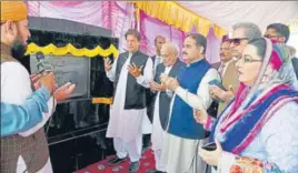  ?? PHOTO: PAK GOVT WEBSITE ?? ■
Pakistan Prime Minister Imran Khan and others offering prayers after the foundation stone laying of Baba Guru Nanak University in Nankana Sahib.