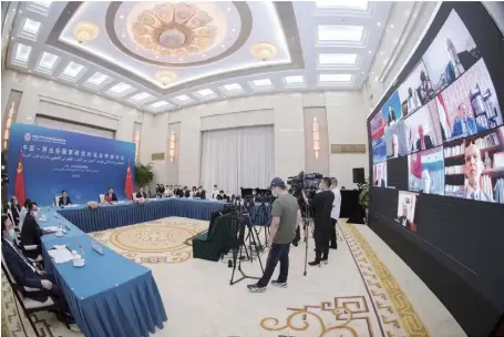  ??  ?? 2020年6月22—24日，中国—阿拉伯国家政党对话会­特别会议由中共中央对­外联络部以视频方式举­办。图为6月22日开幕式­中方会议现场。