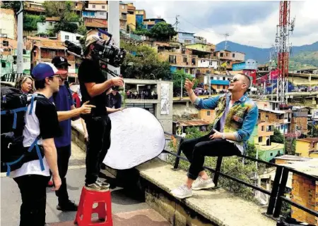  ?? INSTAGRAM ?? Im einst gefährlich­sten Viertel von Medellín, in der Comuna 13, dreht Sänger Loco Escrito sein neues Musikvideo.