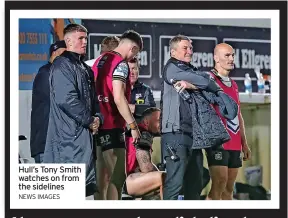  ?? NEWS IMAGES ?? Hull’s Tony Smith watches on from the sidelines