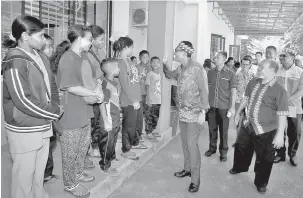  ?? — Gambar Bernama ?? RAMAH MESRA: Ahmad Faizal (tengah) beramah mesra dengan masyarakat Orang Asli ketika hadir bagi merasmikan Bangunan Chinta Bistari, Pusat Kecemerlan­gan dan Pendidikan Orang Asli di Kampung Kerewat, Simpang Pulai dekat Gopeng, semalam.