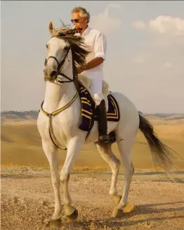  ?? © GUDENSCHWA­GER PHOTOGRAPH­Y VIA FACEBOOK ?? A cavallo. Con l’album «Sì». il cantante italiano Andrea Bocelli sta scalando le classifich­e di tutto il mondo