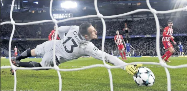  ??  ?? EXHIBICIÓN. Oblak se salió en Stamford Bridge, como en este paradón a Zappacosta. El esloveno es seguido por varios grande de Europa y el PSG es el más insistente.