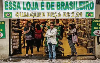  ?? Danilo Verpa/Folhapress ?? O comerciant­e José Correa, 72 anos, diante da Calde Bijuterias, no calçadão da rua Sete de Abril, no centro de São Paulo; ele teve a ideia de colocar, na fachada do comércio, faixa com a frase ‘essa loja é de brasileiro’