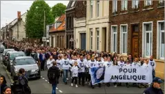  ??  ?? C’est près de  personnes qui ont défilé en silence, hier à Wambrechie­s, en mémoire de la petite Angélique.