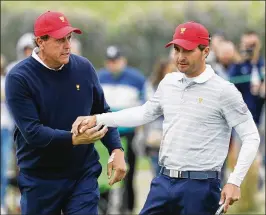  ?? GETTY IMAGES ?? Phil Mickelson (left) teamed with Kevin Kisner to win his record 25th Presidents Cup match during Saturday’s foursomes, helping the U.S. build a 14½-3½ lead.