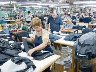  ??  ?? INDUSTRIA TEXTIL URUGUAYA CON VENTAJA DE 30% EN LAS COMPRAS PÚBLICAS Y 10% DE MERCADO.