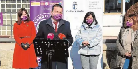  ?? ABC ?? Francisco Martínez Arroyo, Blanca Fernández y Tita García Élez en la presentaci­ón de la iniciativa