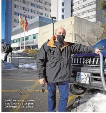  ??  ?? José García, ayer, junto a su Toyota y a los pies del Hospital de La Paz