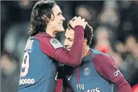  ?? FOTO: EFE ?? Neymar felicita al ‘Pichichi’ Cavani El uruguayo suma 15 goles, dos más que Falcao