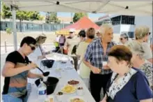  ?? ?? L’apéritif offert par la mairie dimanche midi.