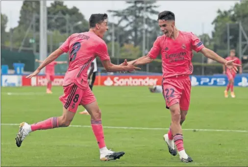  ??  ?? Dotor y Arribas celebran el gol de este último, que suponía el empate de la esperanza para los juveniles del Madrid.