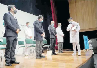  ?? /CORTESÍA IMSS ?? El director del IMSS encabezó la ceremonia de graduación de médicos residentes