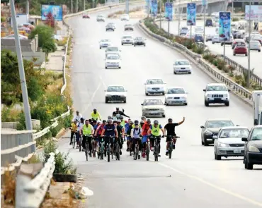  ?? Foto: AFP/Ahmed Turkia ?? 10. Juni 2020: Radfahrer nutzen die Denk- und Waffenpaus­e zum Training in der Hauptstadt Tripolis.