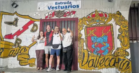  ?? ?? Edyta Pieron, José Ramírez, Simone Sperduto y Javier Piñas, en la puerta del estadio de Vallecas.