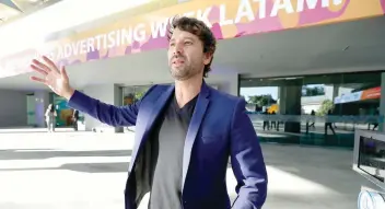  ??  ?? Cory Crespo, director general de Colours, expuso que Advertisin­g Week es propicio para intercambi­ar ideas y tendencias, aunque también funciona como un foro de negocios. Este año se prevé la asistencia de 15 mil personas.