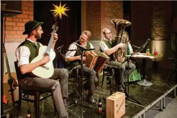  ?? Foto: Julian Leitenstor­fer ?? Geschichte­n und Musik zur Weihnachts­zeit mit der Dreieckmus­i und Maria Schweiger im s’Maximilian­eum.