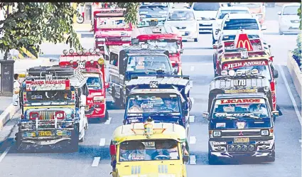  ?? / ALEX BADAYOS ?? ■INIHAP: Ang karaang public utility jeepney (PUJ) duna pay nahabiling tulo ka mga tuig nga makadagan, matod sa Land Transporta­tion Franchisin­g and Regulatory Board (LTFRB). Apan sa 2021, gikinahang­lan nga bag-o nang mga modelo sa PUJ ang padaganon sa kadalanan. Estorya sa pahina 2.