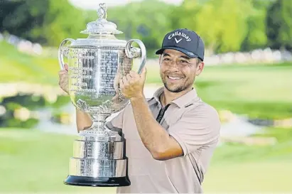  ?? Adam Cairns / Reuters ?? Xander Schauffele sostiene el trofeo del PGA en el Valhalla Golf Club de Louisville