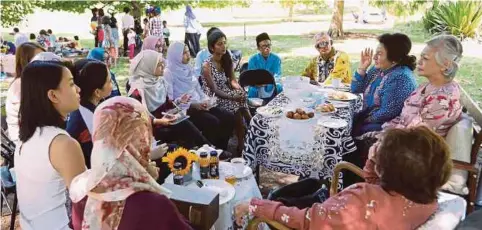  ??  ?? ROSMAH beramah mesra dengan hadirin pada sesi ramah mesra dengan pasangan ibu dan anak dari Malaysia di Sydney, semalam.