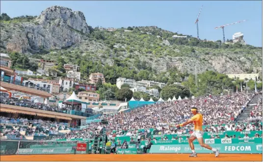  ??  ?? ESTAMPA CLÁSICA. Nadal, en la pista Rainiero III del Monte Carlo Country Club, donde debutó hace 15 años y acumula diez títulos.
