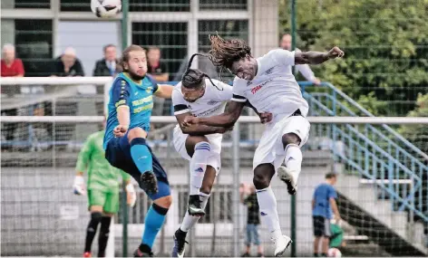  ?? RP-FOTO: RALPH MATZERATH ?? Haarsträub­end: Kisolo Deo Biskup und Kosi Saka (von rechts) hatten mit Baumberg zunächst viel mehr Arbeit, als ihnen lieb sein konnte.