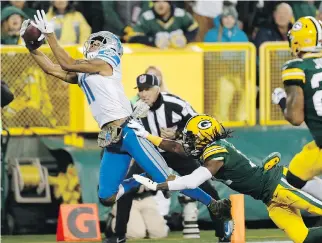  ?? MATT LUDTKE/THE ASSOCIATED PRESS ?? Detroit Lions wide receiver Marvin Jones catches a touchdown pass in front of Green Bay Packers cornerback Davon House during the first half of Monday’s game in Green Bay, Wis.